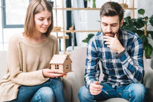 een koppel dat een huis gaat kopen bij een hypotheekadviseur in Goes