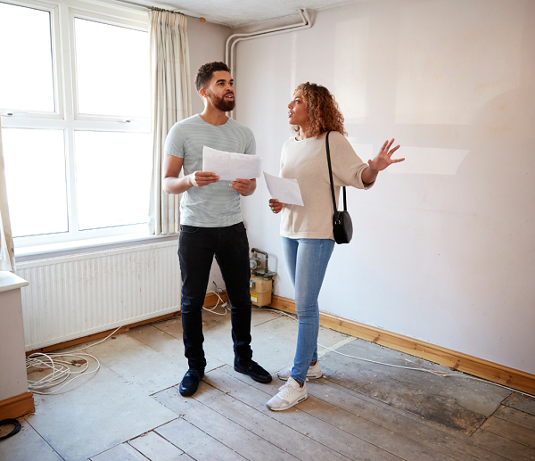 koppel-gelukkig-in-nieuw-huis