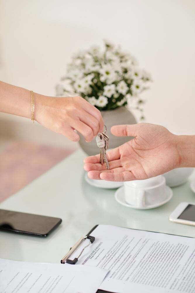 sleutel-overhandigen-op-kantoor-van-gelukkig-stel-bij-hypotheekadviseur-in-hulst
