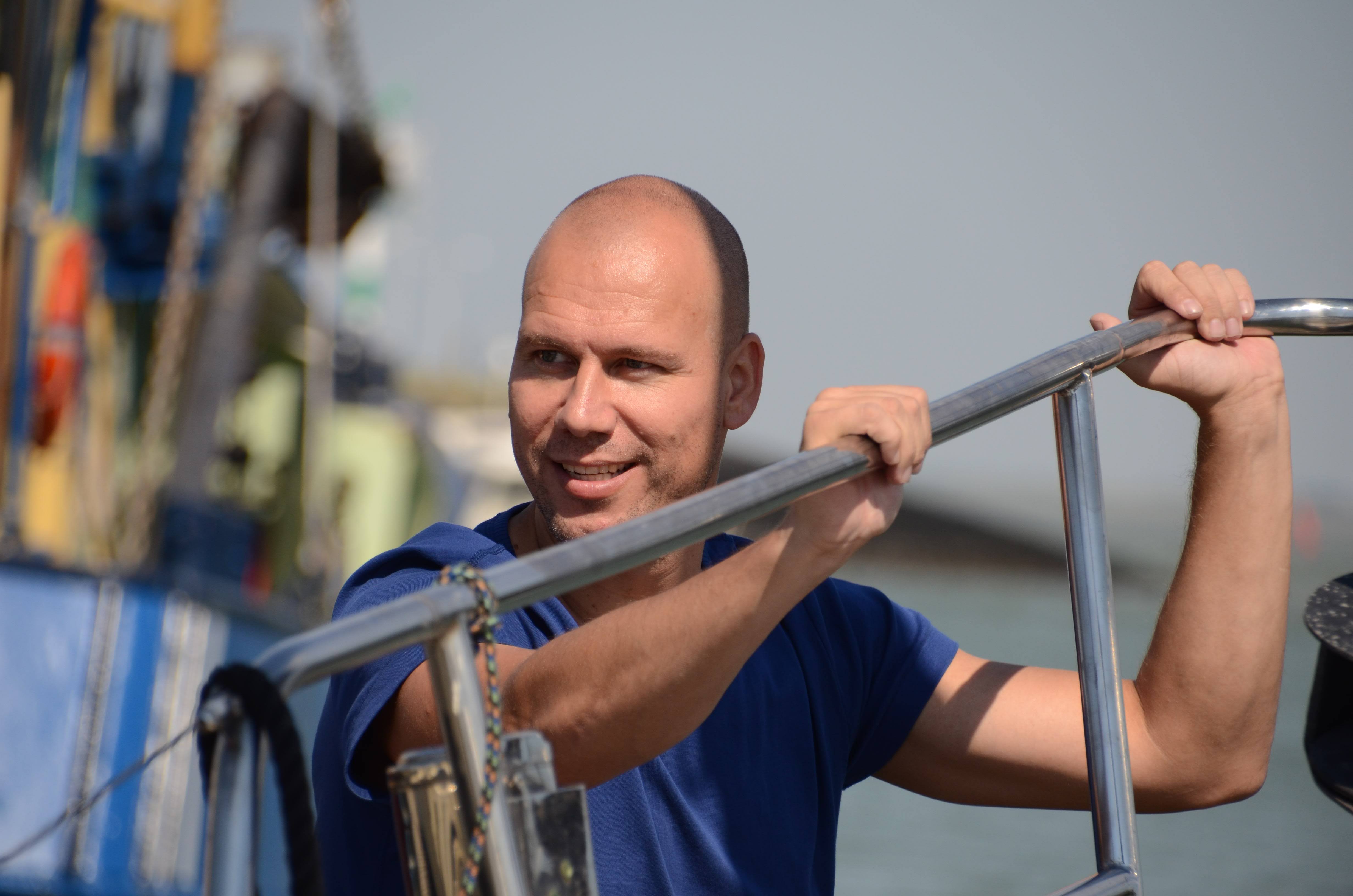 vrolijk genieten Niki de Wolff handen aan boot rails